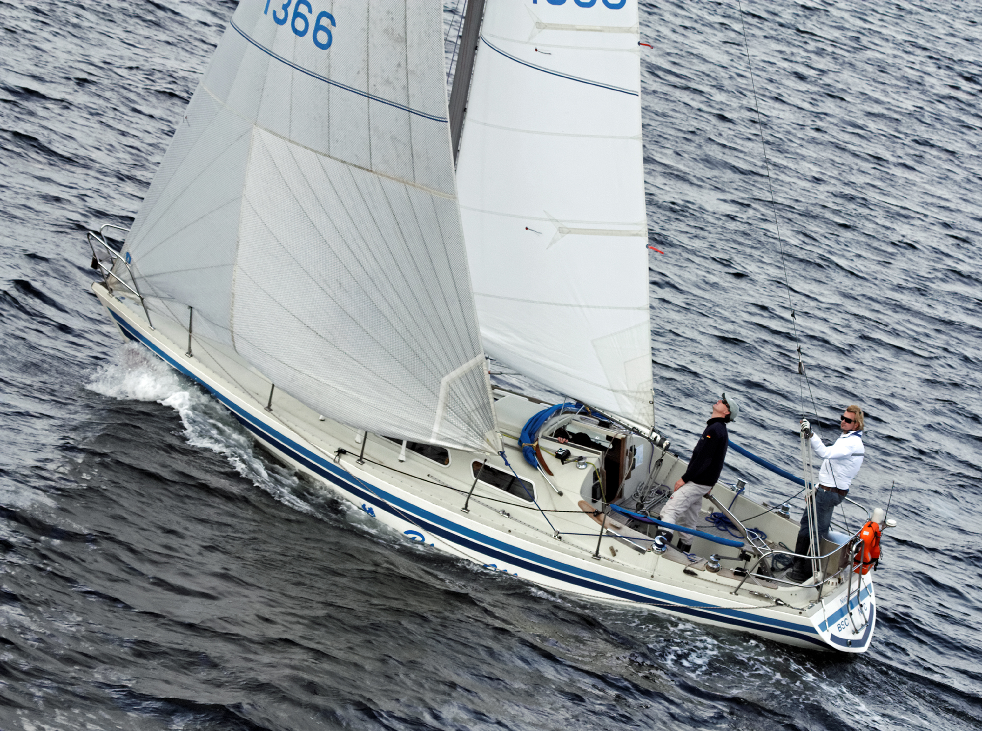 Die Segelyacht Blaue Maus, eine Albin Ballad mit Segelnummer 1366, unter vollen Segeln mit Crew auf der Ostsee